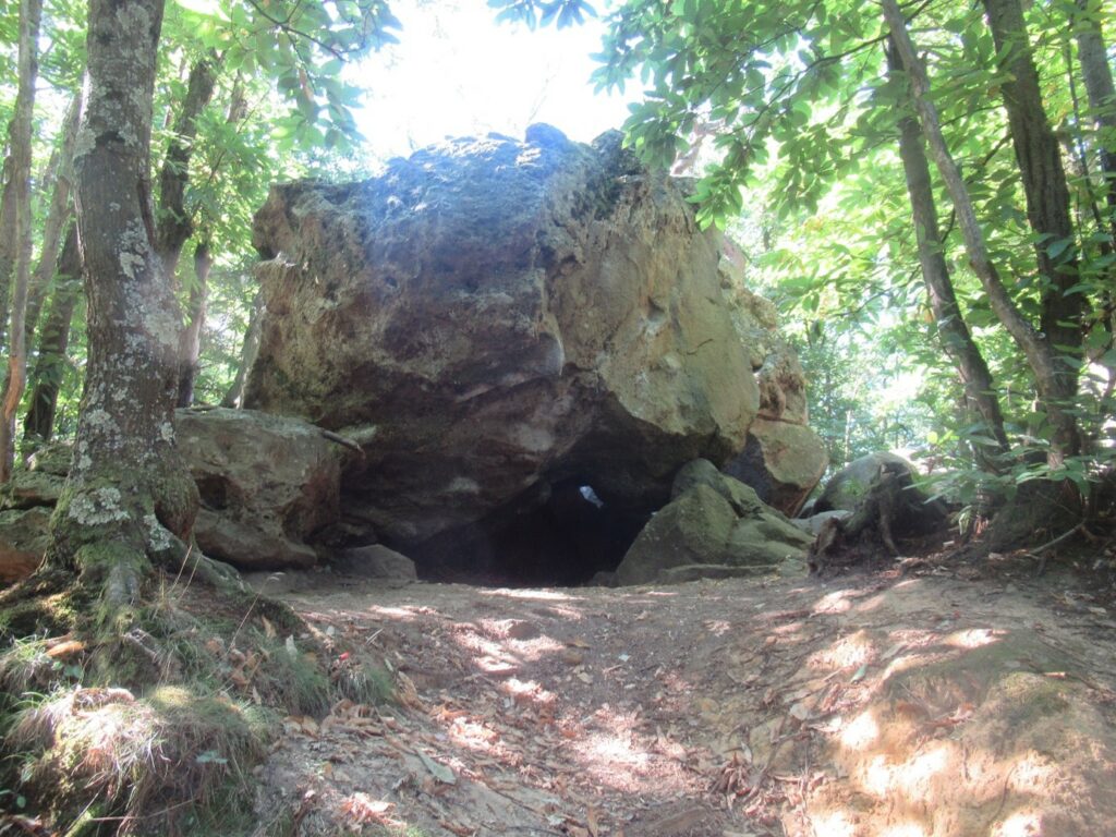 Grotte roches qui dansent
